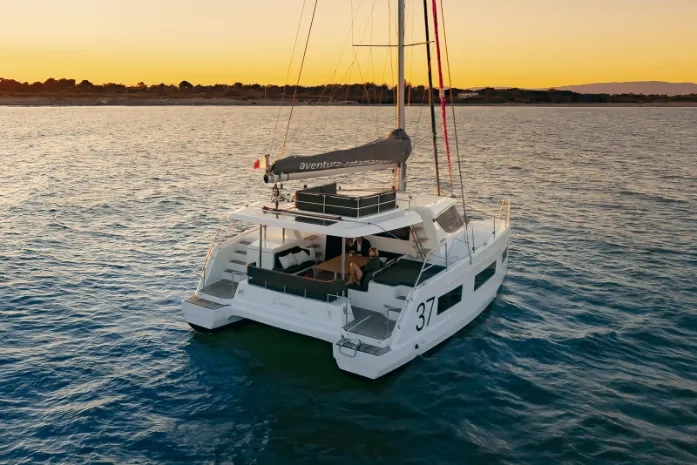 Celebración de evento corporativo o familiar en catamarán de 37 pies en Estartit.