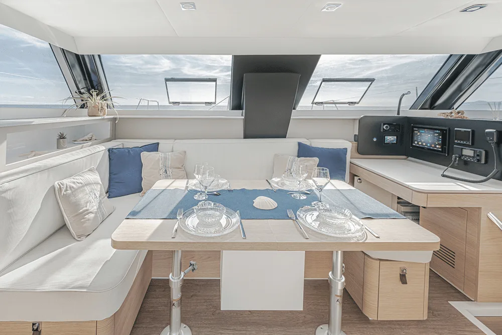Carré intérieur lumineux et moderne du catamaran Aventura 37.